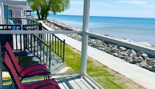 WYLDEWOOD BEACHFRONT stunning views!