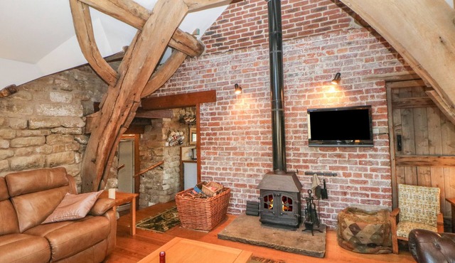 WYNDELL CRUCK COTTAGE, character holiday cottage in Stocksbridge