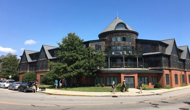 Wyndham Long Wharf resort, free WiFi, pool, across the street from the harbor!