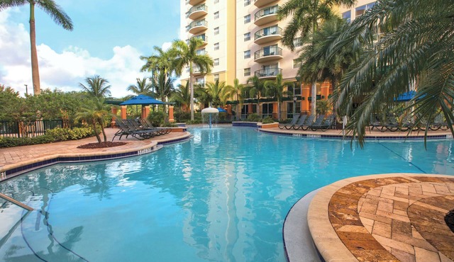 Wyndham Palm-Aire | 2BR Suite Pool & Resort Access
