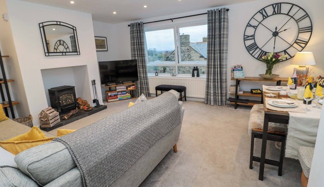 WYNDING APARTMENT, pet friendly in Amble