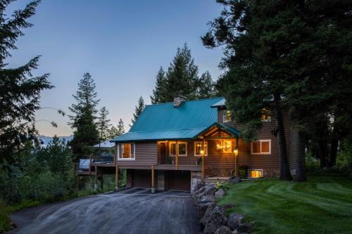 Wyoming Cabin w/Hot Tub & Mountain-View Deck