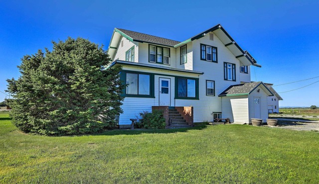 Wyoming Farmhouse Retreat! 10 Mi to Bighorn Canyon