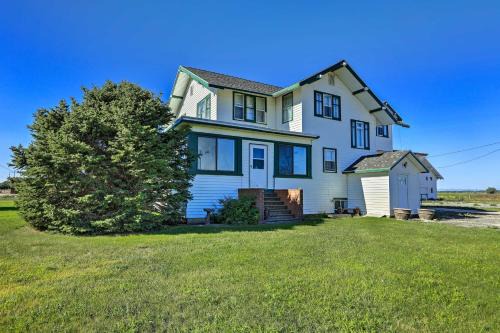 Wyoming Farmhouse Retreat! 10 Mi to Bighorn Canyon