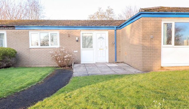 WYRESIDE, pet friendly, character holiday cottage in Garstang