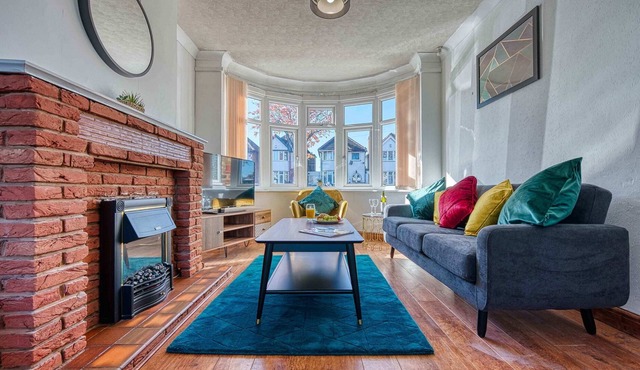 Xclusive Living Close to NEC, Free WiFi, Netflix, Parking, Sleeps 5, 3 Bedroom H