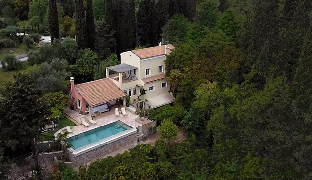 Xenonerantzia Country style villa