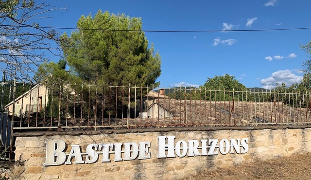 XIXth century country house amidst vineyards and olive groves