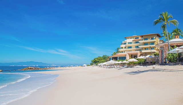 Xmas 12/19-26/2026 OCEANFRONT 3-bedroom PH w/wifi in 5 Star Resort in PV