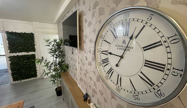 Xtra 4-bedroom apartment in London with WiFi