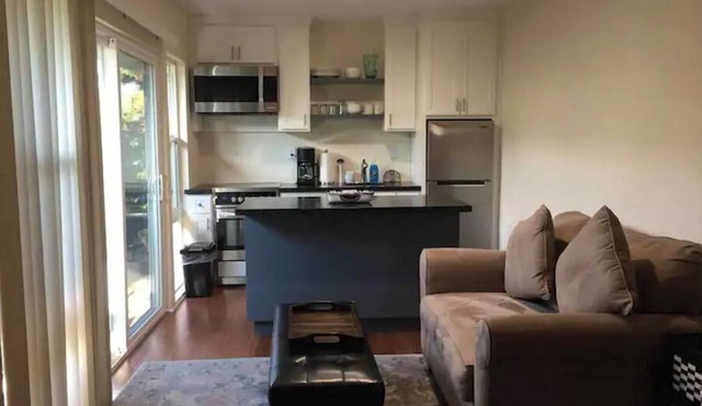 Xtra Lge master bed W private enter & kitchennett