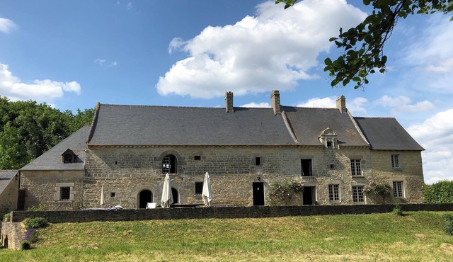 XVI-XVIIIth century manor house between Rennes and St Malo: quiet, spacious, in Falun country.
