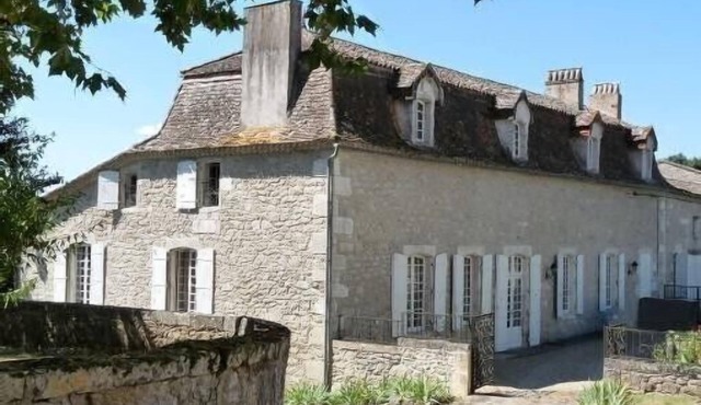 XVII century Mansion (Charteuse) 10 pers 300m2 private pool servises