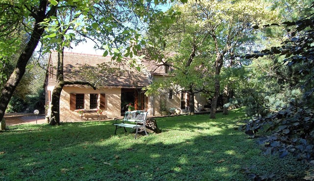 XVIth century farmhouse 30 minutes from Le Mans and the race track.