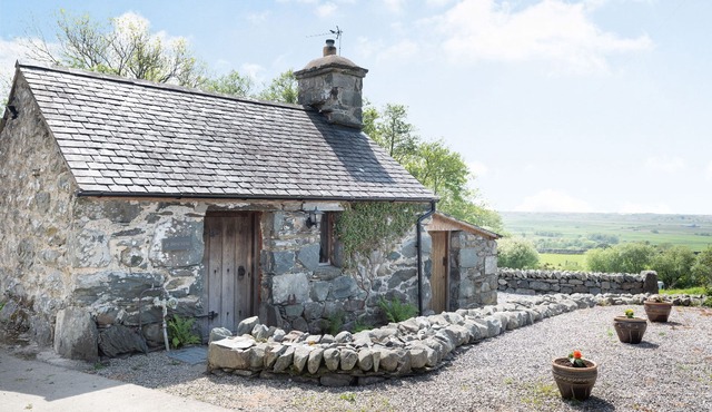 Y BECWS, romantic, character holiday cottage in Llanbedr