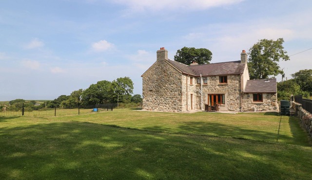 Y BERTH DDU FARMHOUSE, country holiday cottage in Clynnog Fawr