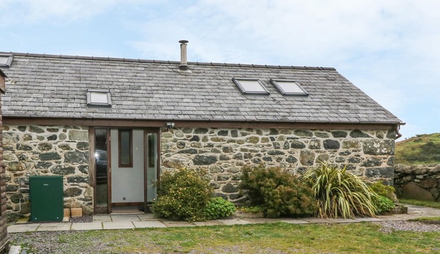 Y BEUDY, pet friendly, character holiday cottage in Criccieth