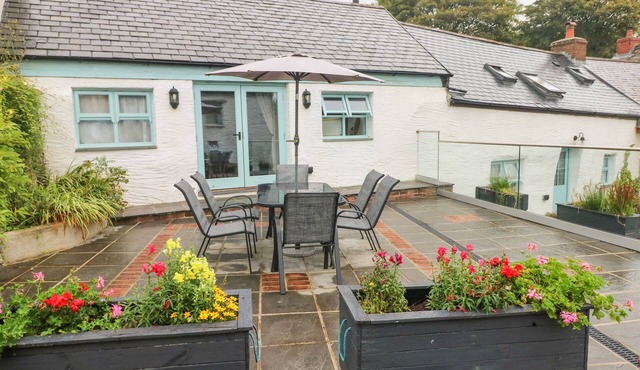 Y BEUDY, romantic, with hot tub in Newport, Pembrokeshire