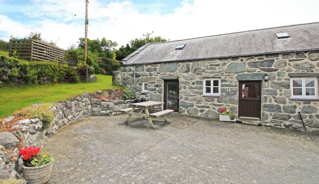 Y BEUDY (THE OLD BYRE), pet friendly, with a garden in Llanbedr