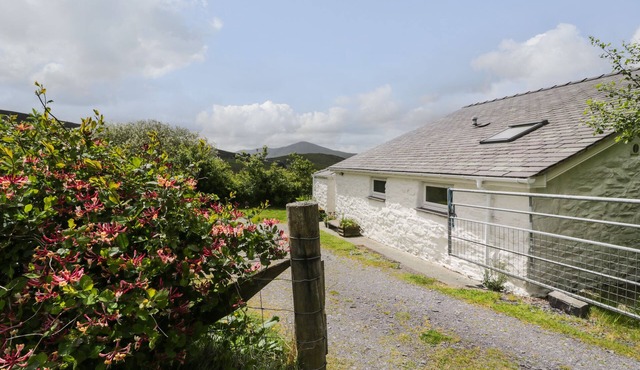 Y BWTHYN, pet friendly, character holiday cottage in Llanberis