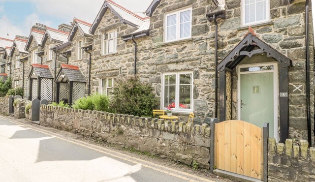 Y BWTHYN, pet friendly, character holiday cottage in Llanbedr