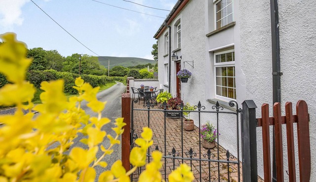 Y BWTHYN, pet friendly, with a garden in Bryncrug