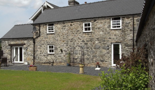 Y BWYTHYN AT HENFAES, family friendly, with open fire in Rhydymain
