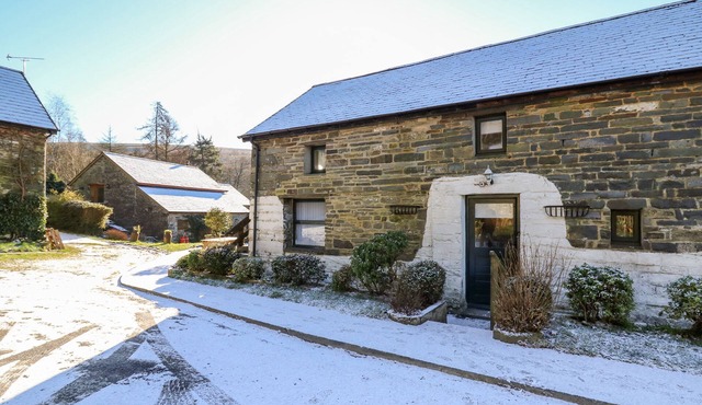 Y CARTWS, pet friendly, character holiday cottage in Llanybydder