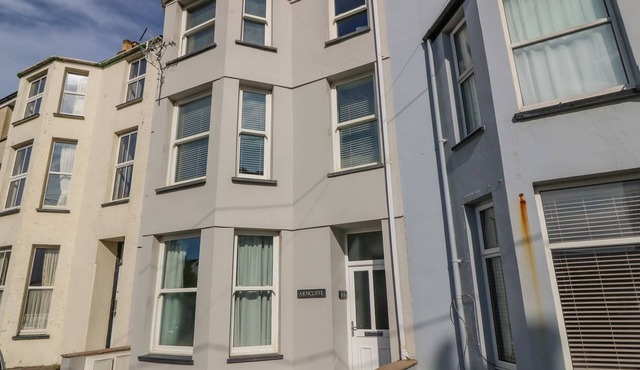 Y CASTELL APARTMENT 1, romantic, country holiday cottage in Criccieth