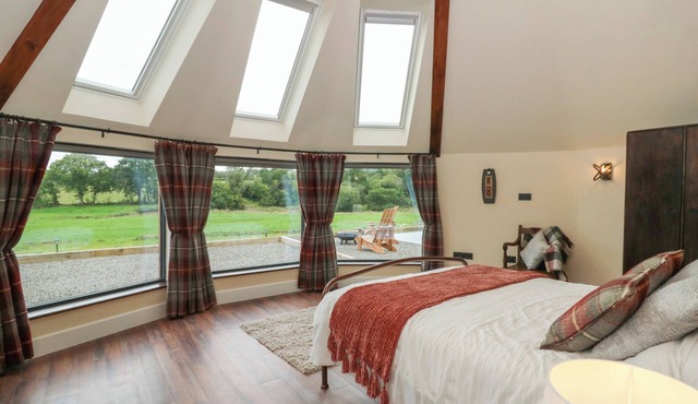 Y CWLWM - THE CELTIC KNOT, pet friendly, with a garden in Lampeter