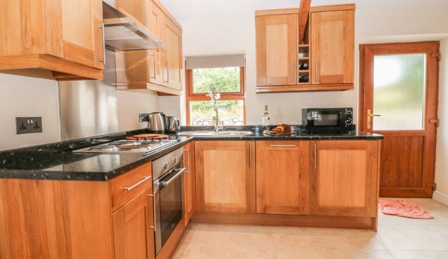 Y DERI COTTAGE, country holiday cottage, with hot tub in Clynnog Fawr