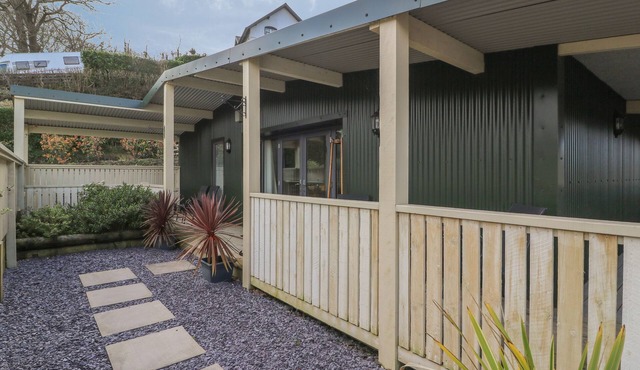 Y FELIN - MOANA, pet friendly, with hot tub in Borth