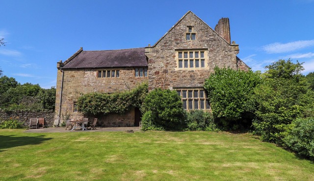 Y FFERM, pet friendly, character holiday cottage in Pontblyddyn