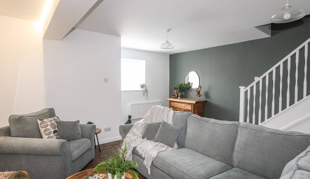 Y GOEDWIG, pet friendly, with a garden in Newborough