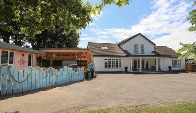 Y GOEDWIG, pet friendly, country holiday cottage in Llanfaelog