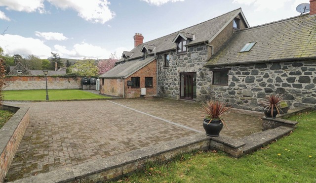 Y GRANAR, pet friendly, character holiday cottage in Conwy