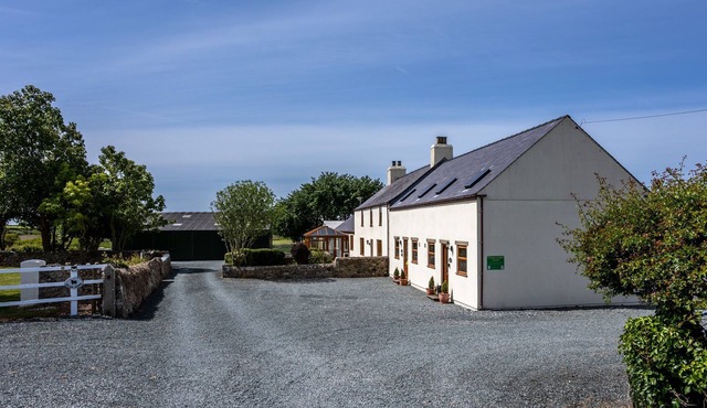 Y Stabl: 2‑Bed Cottage Sleeping 5 in Llanfaelog | Managed by Anglesey Holiday Lettings