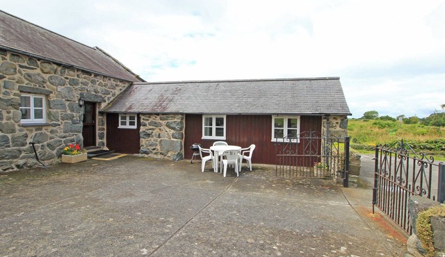 Y STABL (THE OLD STABLE), pet friendly, with a garden in Llanbedr