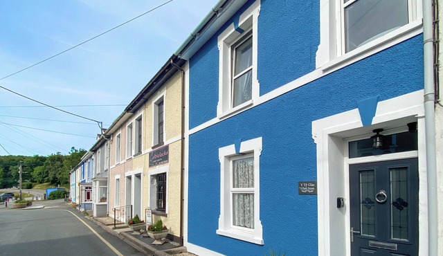 Y Tŷ Glas is a charming terraced cottage in New Quay.