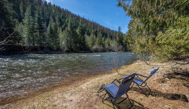 Yaak Riverfront Cabin -nHunting, Fishing & Family Get Away!