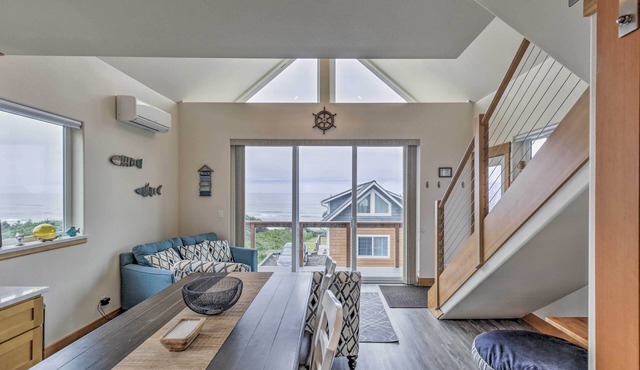 Yachats Gem w/Private Balcony & Ocean Views!