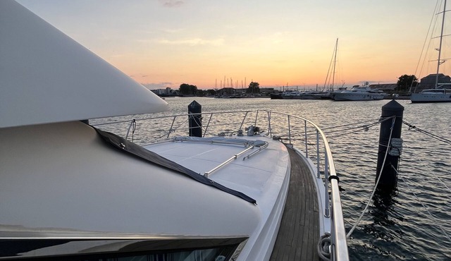 Yacht 2 to 8 berths facing Mont Saint-Clair