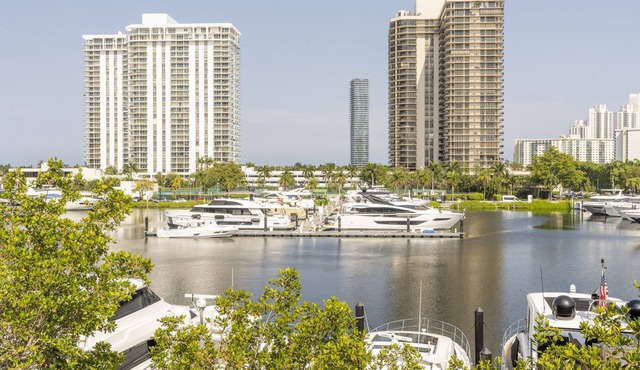 Yacht Club at Aventura. Amazing Water View, Newly renovated