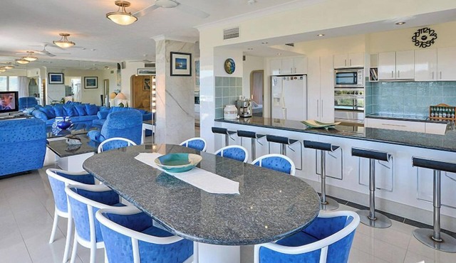 Yacht Harbour Tower 5 - central location, oceanviews, golf buggy and transfers