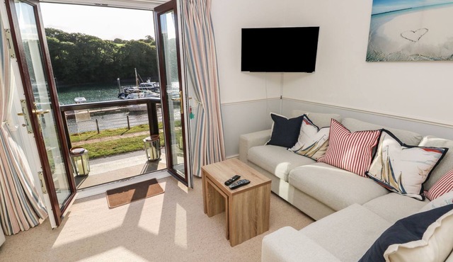 YACHT HAVEN VIEW, pet friendly, country holiday cottage in Neyland