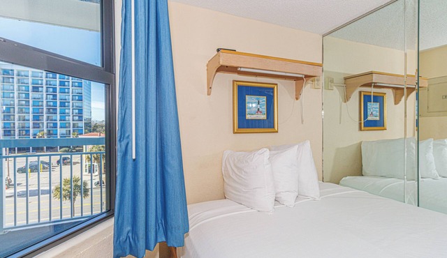 Yachtsman 405 Oceanfront Retreat by Boardwalk and Skywheel!