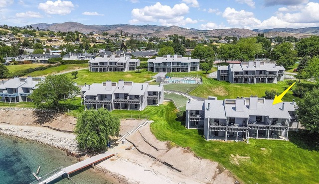 Yacinde B4 Waterfront Condo with Loft, Sleeps 6