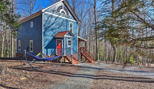 Yadkin Valley Cabin Retreat w/ Deck, Fire Pit