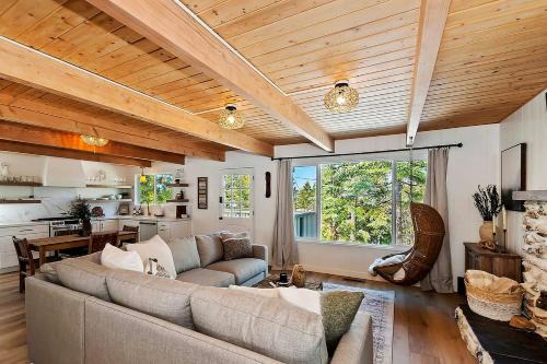 Yama Cabin - 5 min walk to the village, EV plug, hot tub, kid & pet friendly