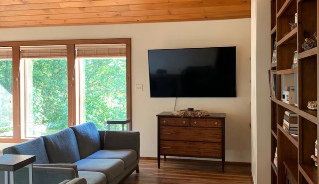 Yankee Acre Mountain Homestead: Gorgeous 5-bedroom farmhouse in adorable Walton